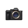 Sony Alpha 7R VI mirrorless full-frame 66,8 MP con sensore Exmor RS stacked e processore BIONZ XR2, corpo anteriore senza obiettivo.