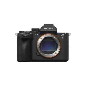 Sony Alpha 7R VI mirrorless full-frame 66,8 MP con sensore Exmor RS stacked e processore BIONZ XR2, corpo anteriore senza obiettivo.