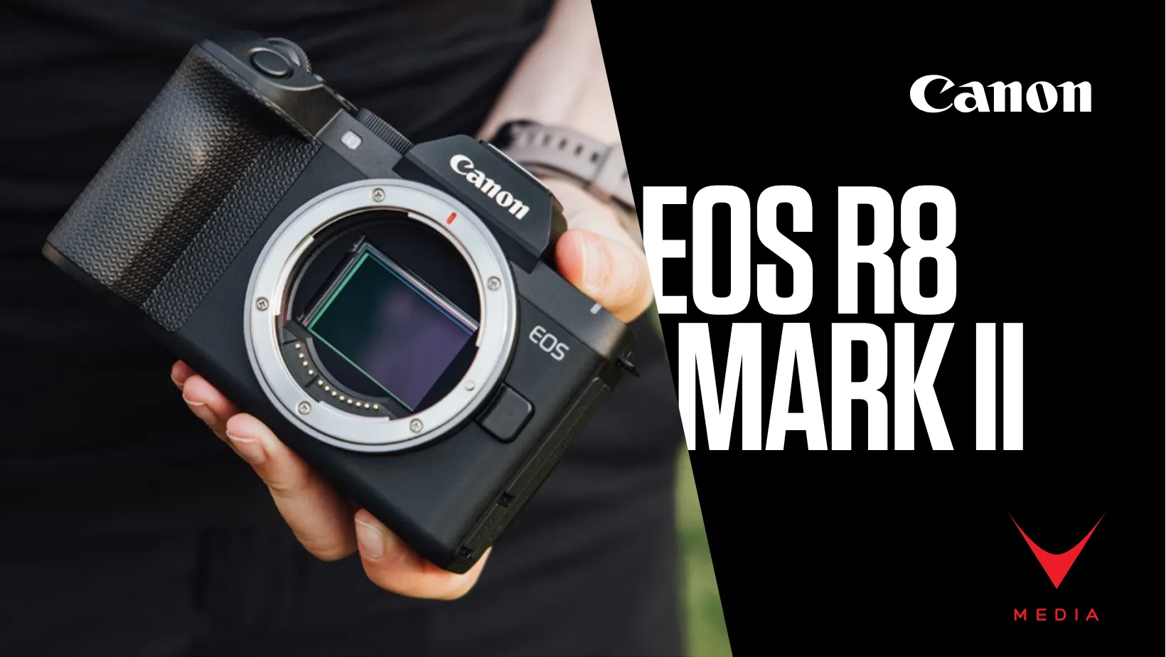 Fotocamera mirrorless full frame Canon EOS R8 Mark II in ambiente di viaggio outdoor