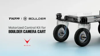 Kit motorizzato Tilta Boulder Camera Cart con ruote motorizzate e maniglia wireless su set cinematografico